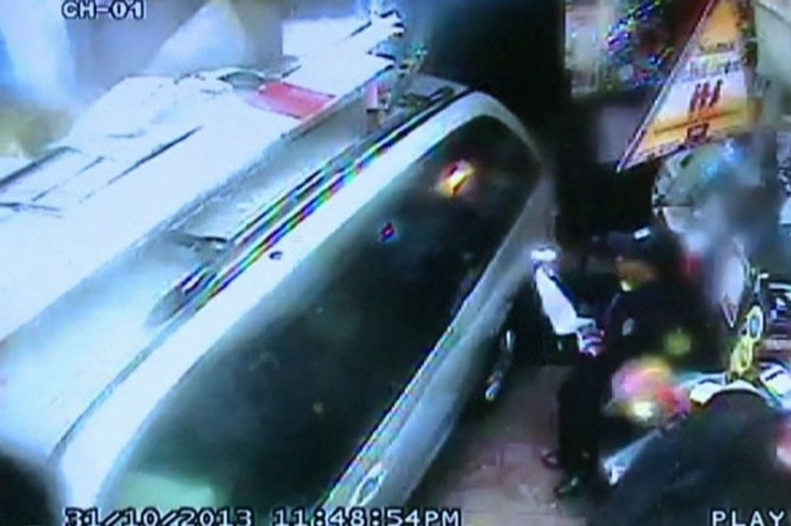 Pomyliła gaz z hamulcem i wjechała do sklepu (wideo)