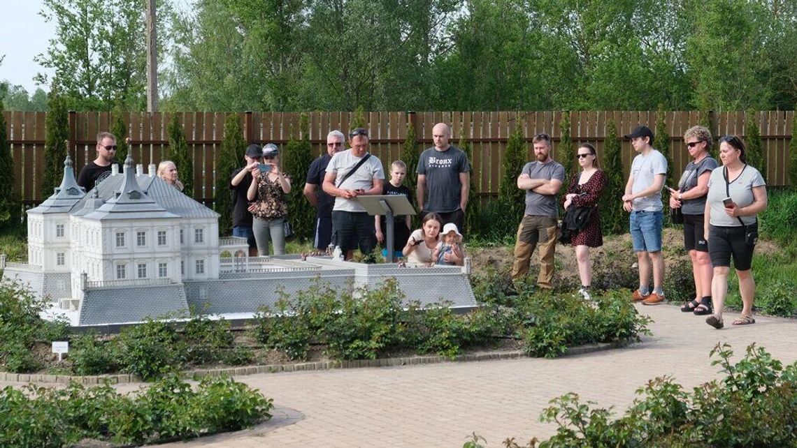 Pomysł na wycieczkę. Róże, historia i plany na przyszłość Pomysł na wycieczkę. Róże, historia i plany na przyszłość