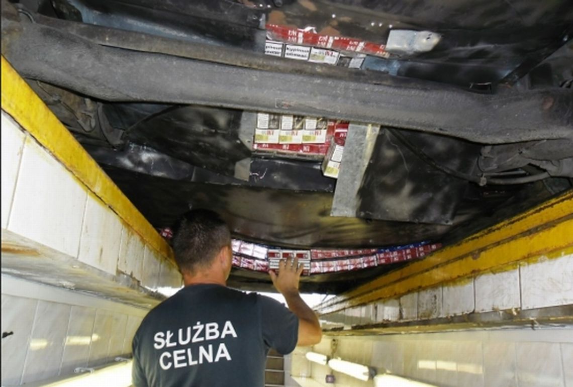 Pomysłowi przemytnicy ukryli w przerobionej podłodze 11 tys. paczek papierosów