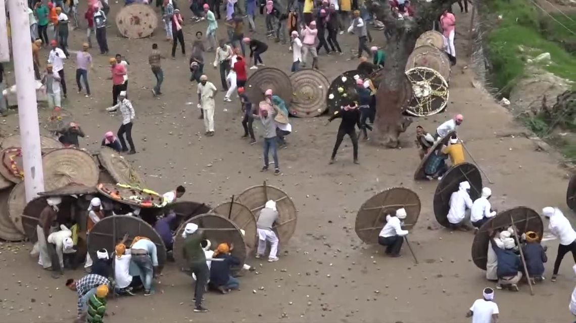 Ponad 100 osób zostało rannych w czasie festiwalu w Indiach. Wierni świętowali obrzucając się kamieniami Ponad 100 osób zostało rannych w czasie festiwalu w Indiach. Wierni świętowali obrzucając się kamieniami
