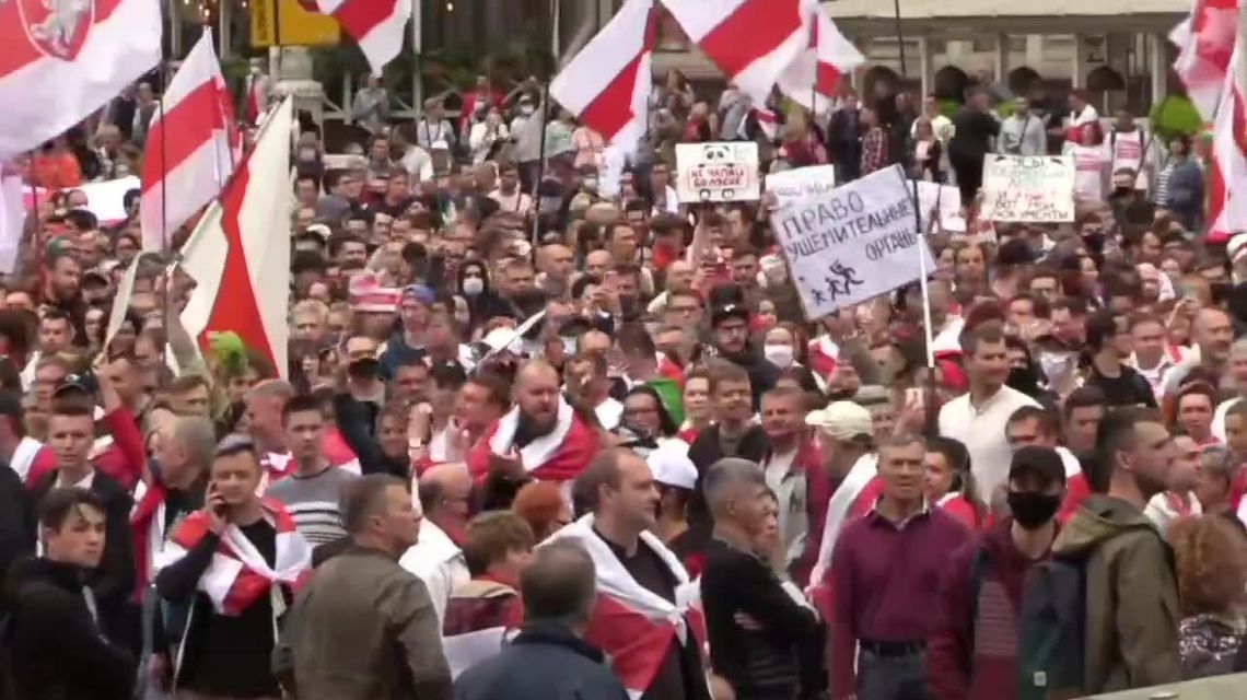 Ponad 100 tys. ludzi idzie w Marszu Jedności w Mińsku. Duże siły milicji i wojska w centrum miasta Ponad 100 tys. ludzi idzie w Marszu Jedności w Mińsku. Duże siły milicji i wojska w centrum miasta