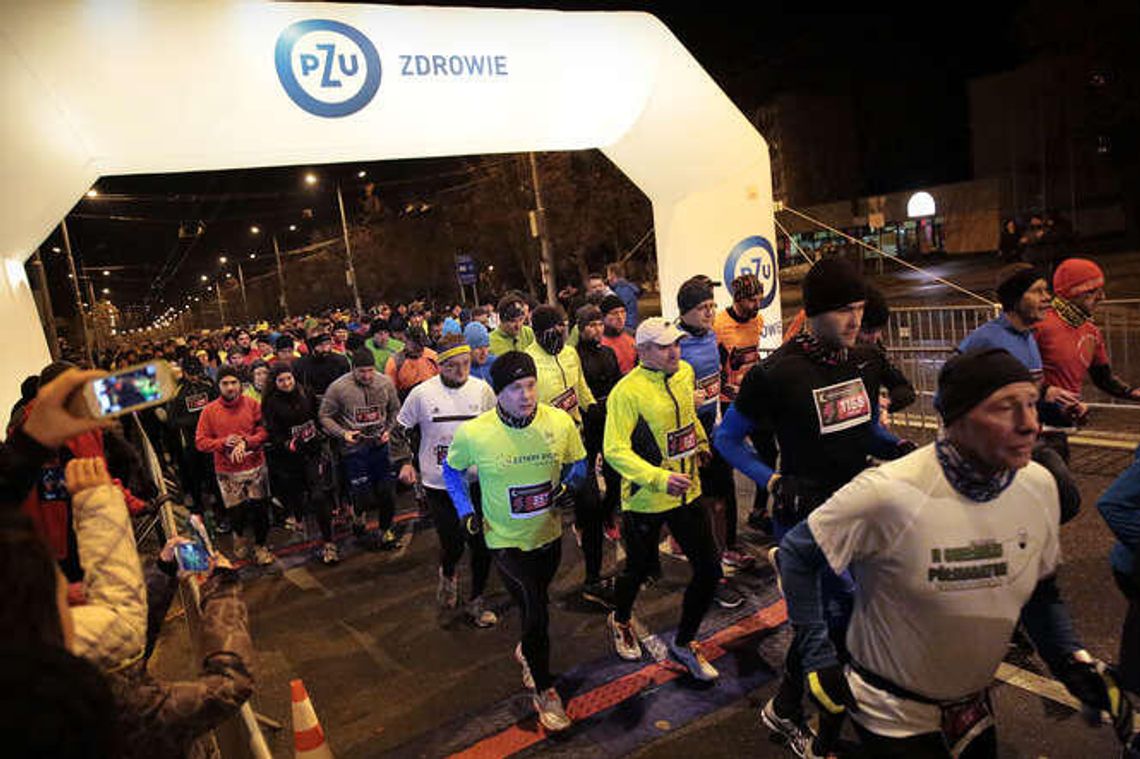 Ponad 1100 osób pobiegło w nocy. Trzecia Dycha do Maratonu (zdjęcia)