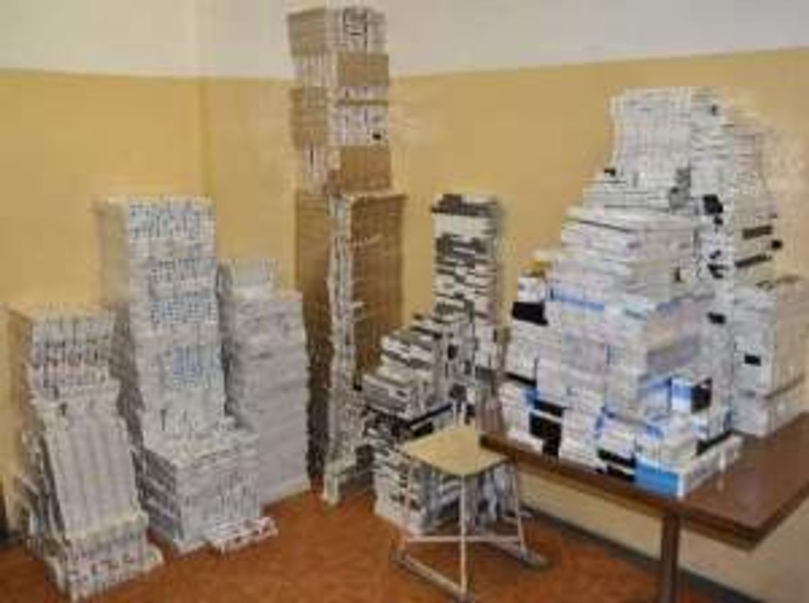 Ponad 13 tys. paczek papierosów ukrytych w busie