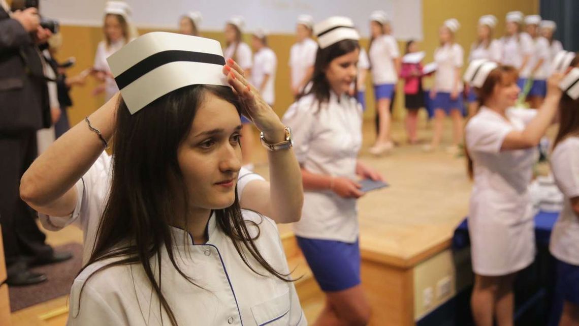 Ponad 180 nowych pielęgniarek i położnych. "Czepkowanie" na uniwersytecie