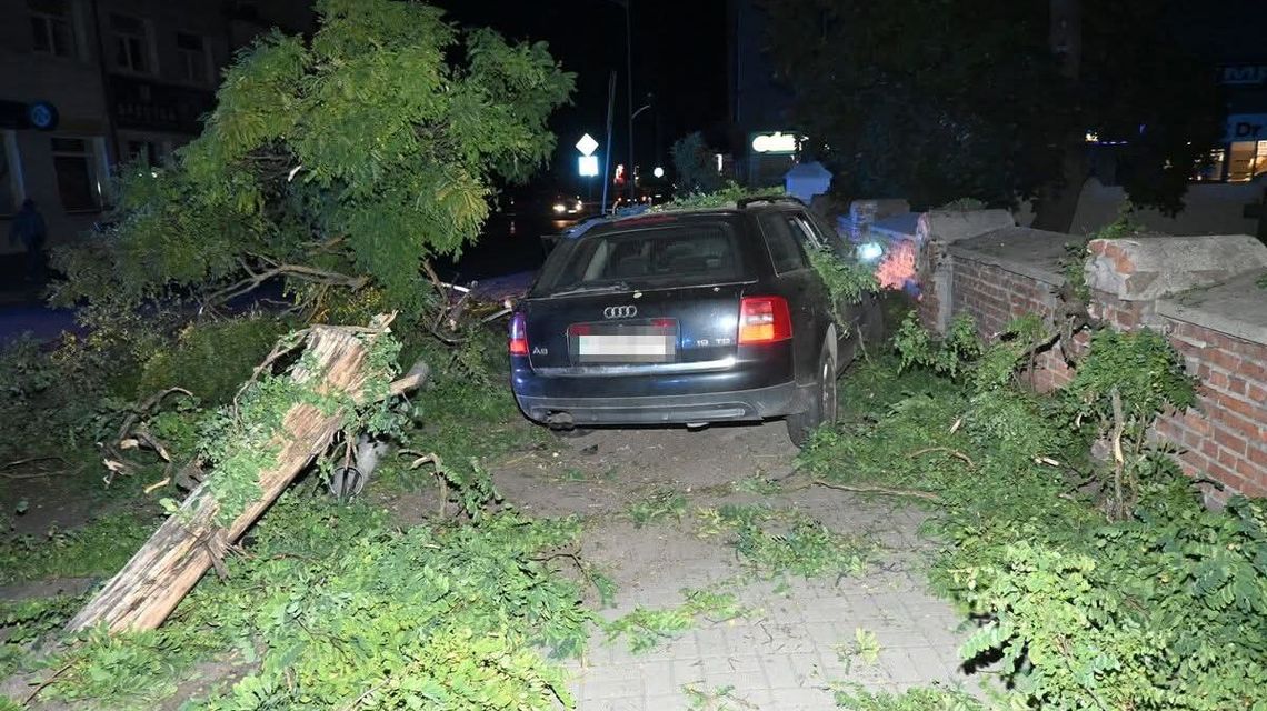 Ponad 2 promile i narkotyki. 37-latek zakończył jazdę na cmentarnym murze