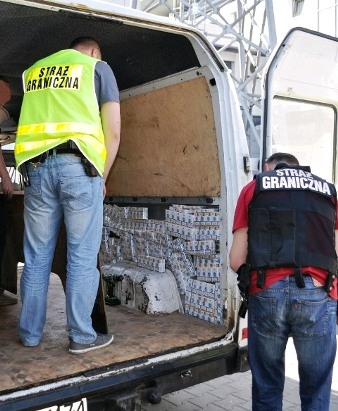 Ponad 2 tys. paczek papierosów ukrył w busie