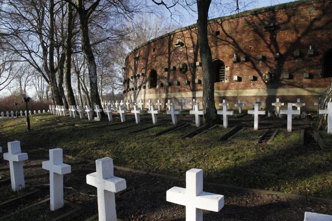 Ponad 236 tys. zł na remont mogił na Rotundzie Zamojskiej Miasto Zamość otrzymało ponad 236 tys. zł z ministerstwa na remont mogił na Rotundzie Zamojskiej.