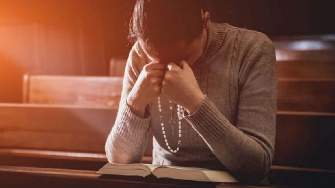 Ponad 40 proc. polskiej młodzieży nie chodzi do kościoła. Lekcje religii też opuszcza