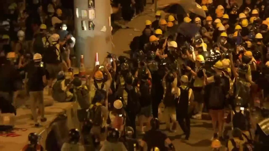 Ponad 40 rannych w starciach protestujących z policją w Hongkongu [wideo]