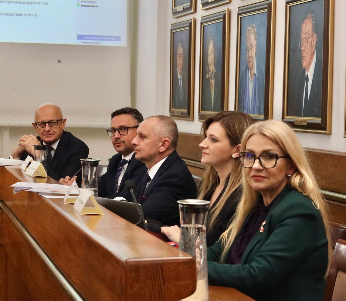 Ponad 579 mln zł na inwestycje i 162 mln zł deficytu. Rada Miasta przyjęła budżet Lublina na 2026 rok Ponad 579 mln zł na inwestycje i 162 mln zł deficytu. Rada Miasta przyjęła budżet Lublina na 2026 rok