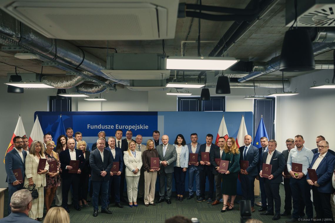 Ponad 71 mln zł z Unii dla firm z Lubelszczyzny. Powstaną nowe technologie i miejsca pracy Marszałek Województwa Lubelskiego Jarosław Stawiarski wraz z przedstawicielami 28 przedsiębiorstw z regionu podczas uroczystego wręczenia umów o dofinansowanie z programu Fundusze Europejskie dla Lubelskiego 2021–2027. Łączna wartość podpisanych umów przekracza 137 mln zł, w tym ponad 71 mln zł stan