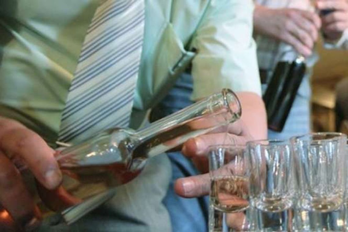 Poniatowa: Libacja w domu, tak mama "opiekowała się" dziećmi