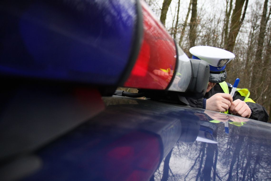 Poniatowa: Pijany kierowca uciekał przed policją. Rozbił się w rowie Poniatowa: Pijany kierowca uciekał przed policją. Rozbił się w rowie