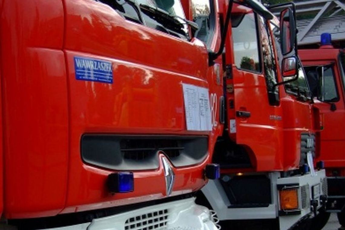 Poniatowa: Spłonęła część dachu w bloku Poniatowa: Spłonęła część dachu w bloku