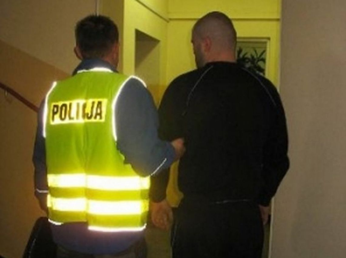 Poniatowa: Wszedł do sklepu i kilka razy dźgnął sprzedawcę nożem