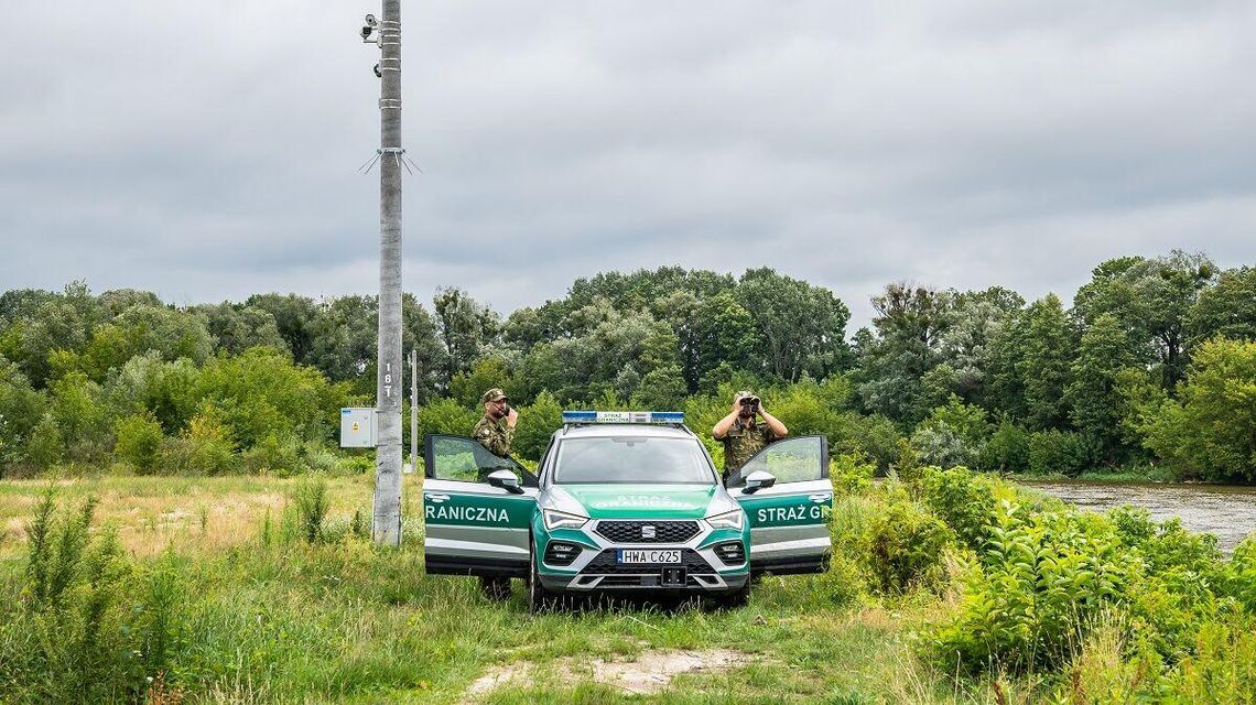 Pontonem przez granicę. 9 migrantów z Afganistanu zatrzymanych nad Bugiem Pontonem przez granicę. 9 migrantów z Afganistanu zatrzymanych nad Bugiem