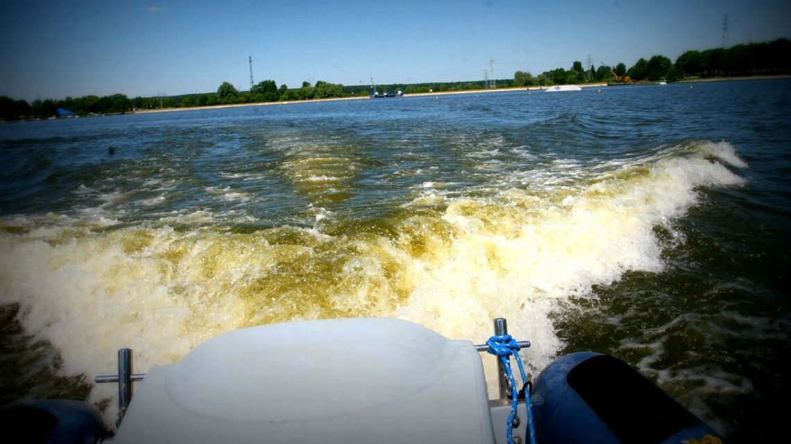 Popił i się topił. Policjanci go uratowali i „wsadzili do więzienia”