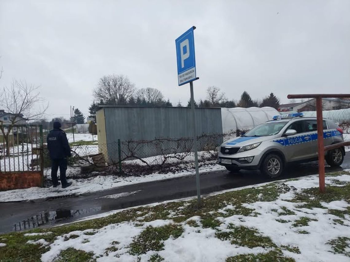 Popiła, stuknęła i czmychnęła do blaszaka Dzielnicowy z Posterunku Policji w Werbkowicach prowadzi kobietę, która ukryła się w garażu po spowodowaniu kolizji swojego samochodu w stanie nietrzeźwości.