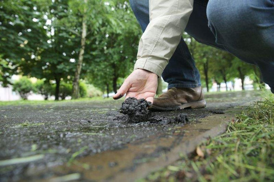 "Poprawili" ścieżkę rowerową przy ul. Filaretów. Asfalt da się zdjąć ręką "Poprawili" ścieżkę rowerową przy ul. Filaretów. Asfalt da się zdjąć ręką