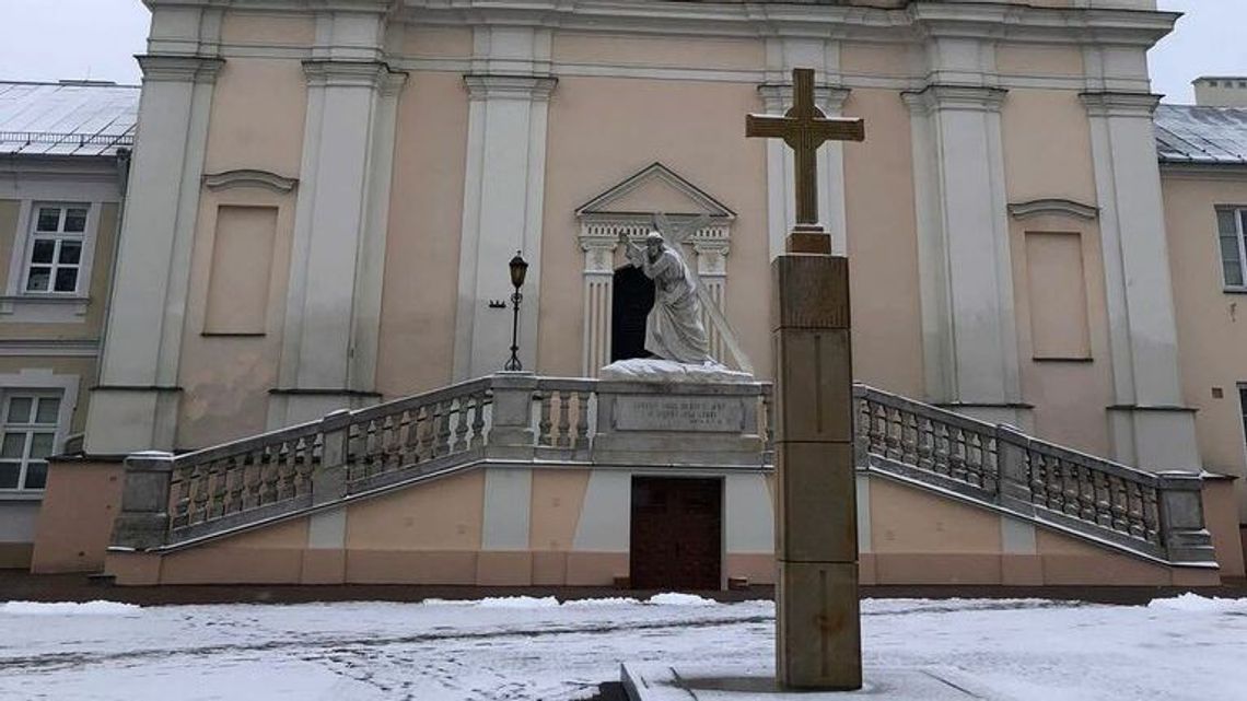 Poprzedni krzyż runął. Nowy ma poświęcić biskup