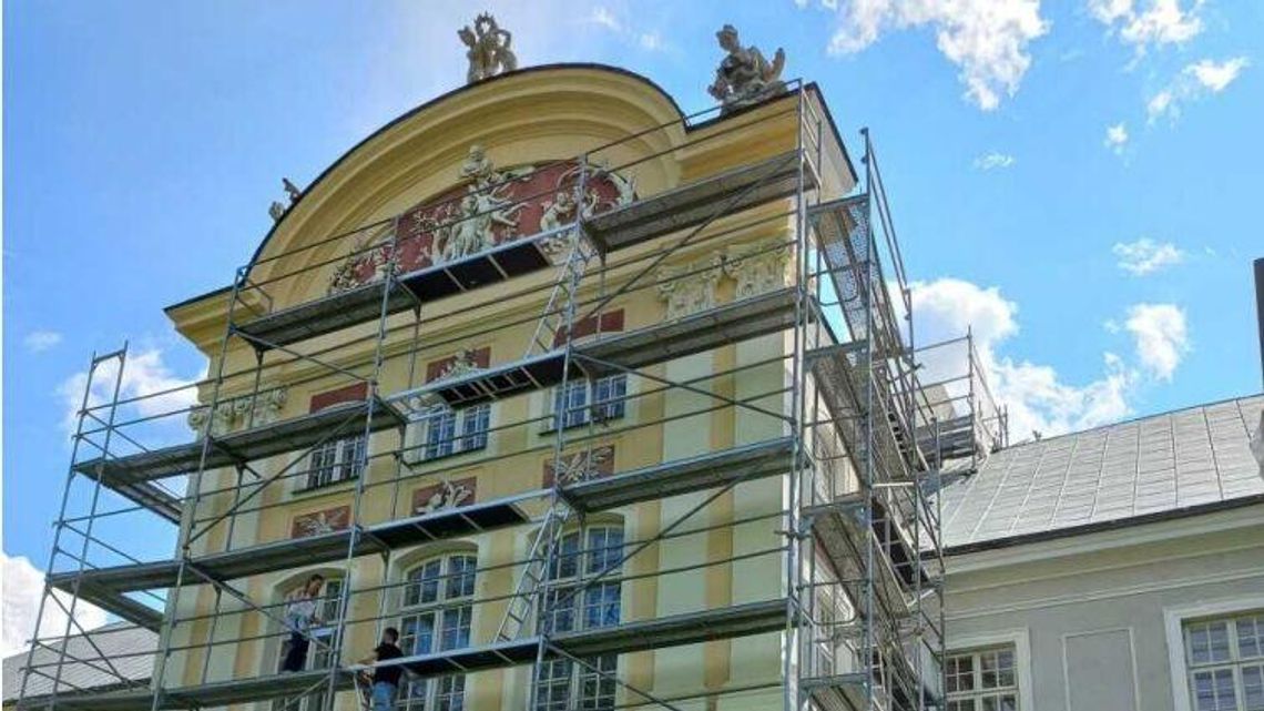  Poprzedni wykonawca zostawił plac budowy. Kto dokończy remont pałacu? 