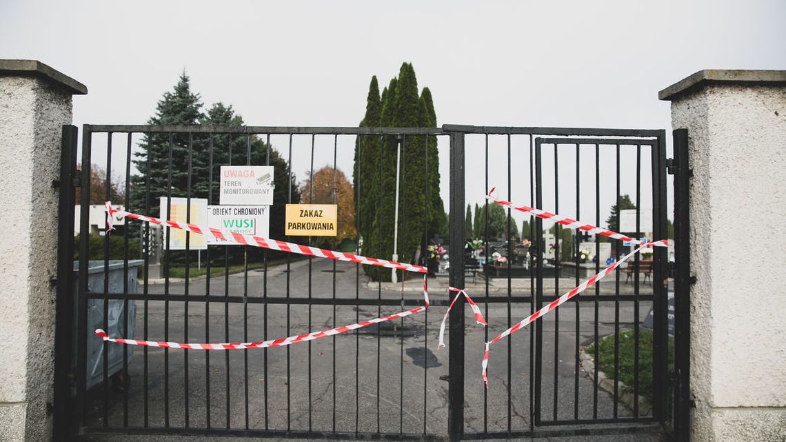Pora zdjąć łańcuchy i kłódki. Od dziś cmentarze znowu są otwarte Pora zdjąć łańcuchy i kłódki. Od dziś cmentarze znowu są otwarte