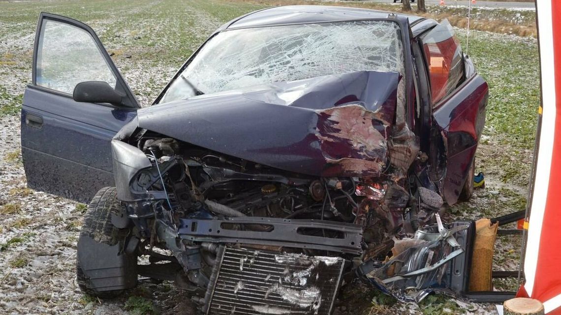 Poranna tragedia na drodze. Kierowca opla zmarł na miejscu wypadku