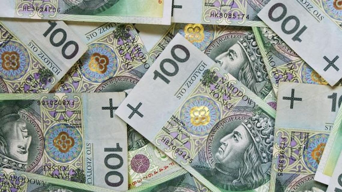 Porozrzucane banknoty leżały na jednej z ulic na lubelskim Czechowie