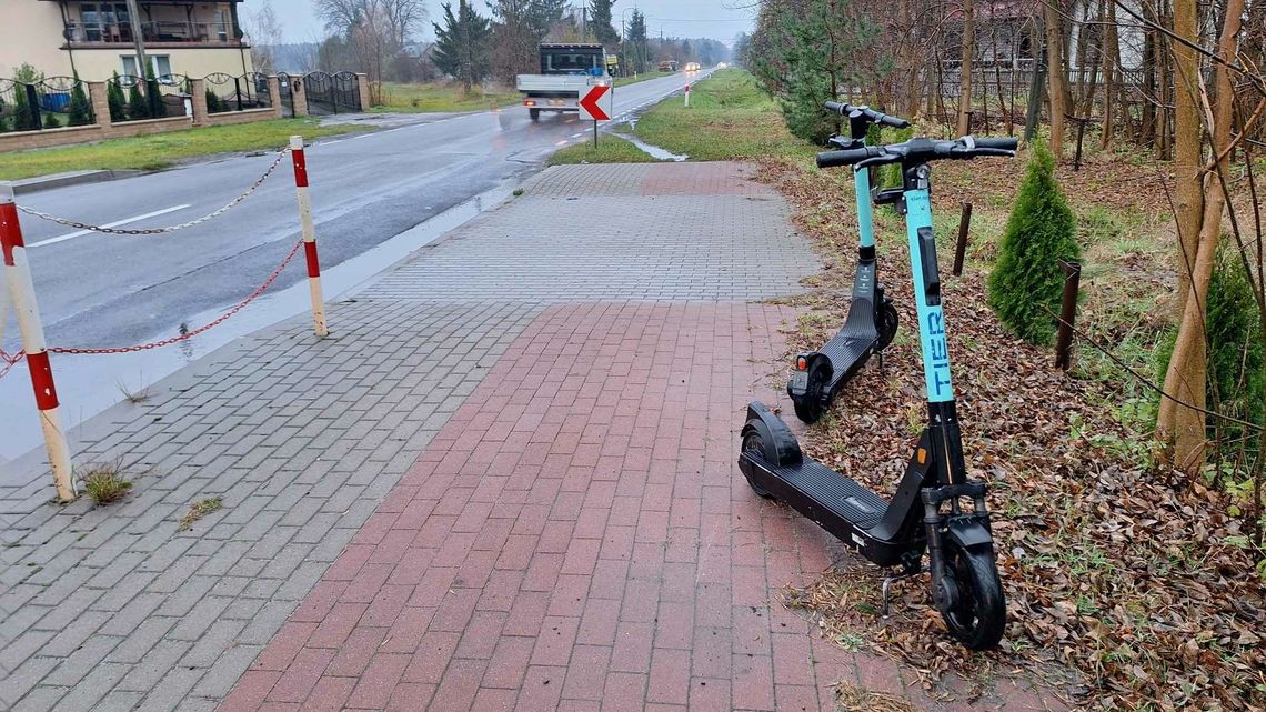 Porozrzucane hulajnogi psują estetykę. Radny chce parkingów 