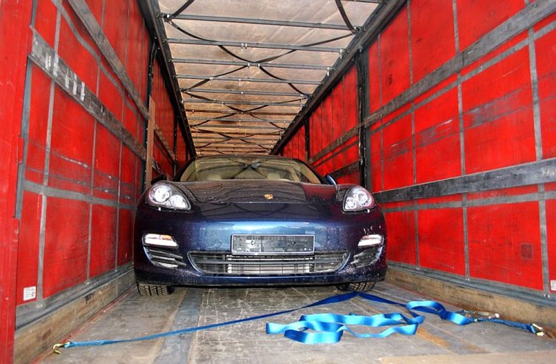 Porsche i lexusa ukrył w naczepie. Wszystko było kradzione