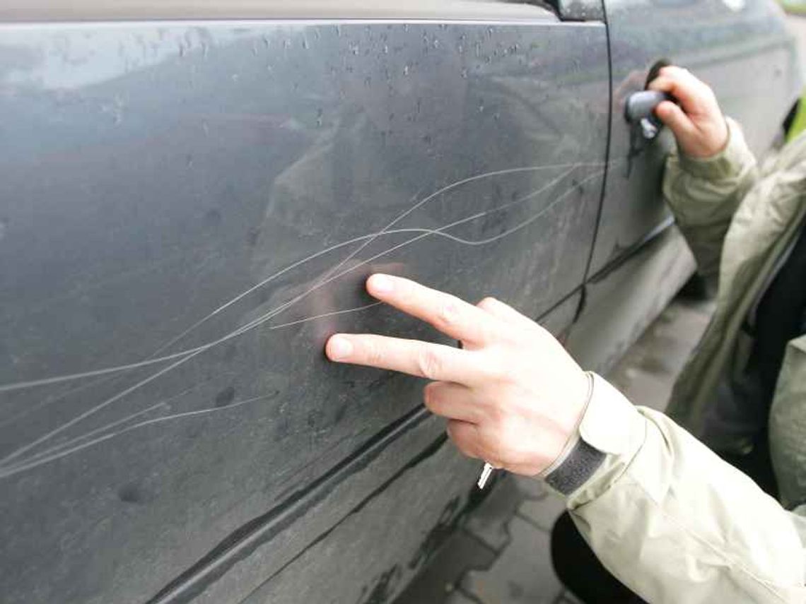 Porysowali mu samochód, nagrała ich ukryta kamera Porysowali mu samochód, nagrała ich ukryta kamera