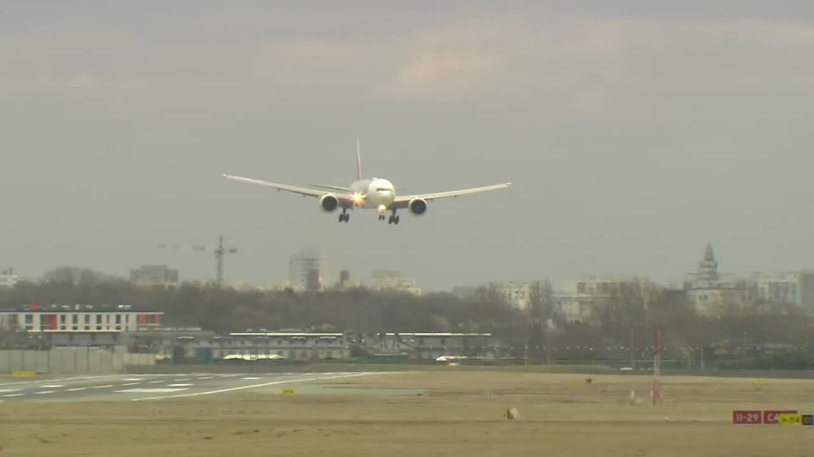 Porywisty wiatr utrudniał lądowanie samolotom na Okęciu [wideo]