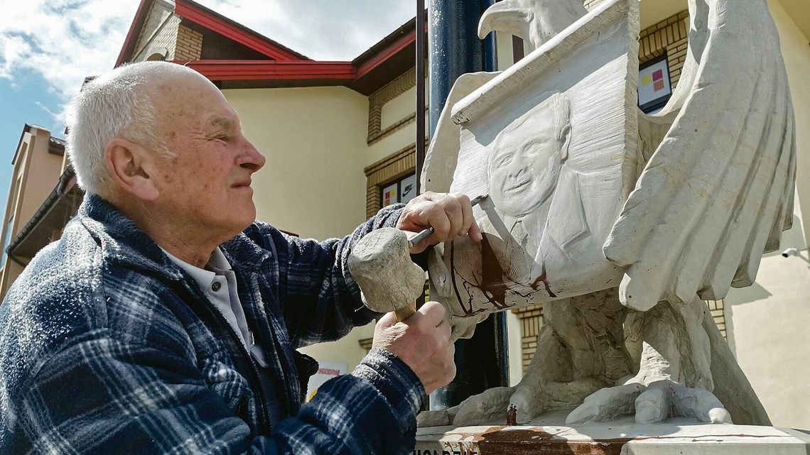Porządki po wandalu, który zniszczył pomnik Lecha Kaczyńskiego w Opolu Lubelskim Porządki po wandalu, który zniszczył pomnik Lecha Kaczyńskiego w Opolu Lubelskim