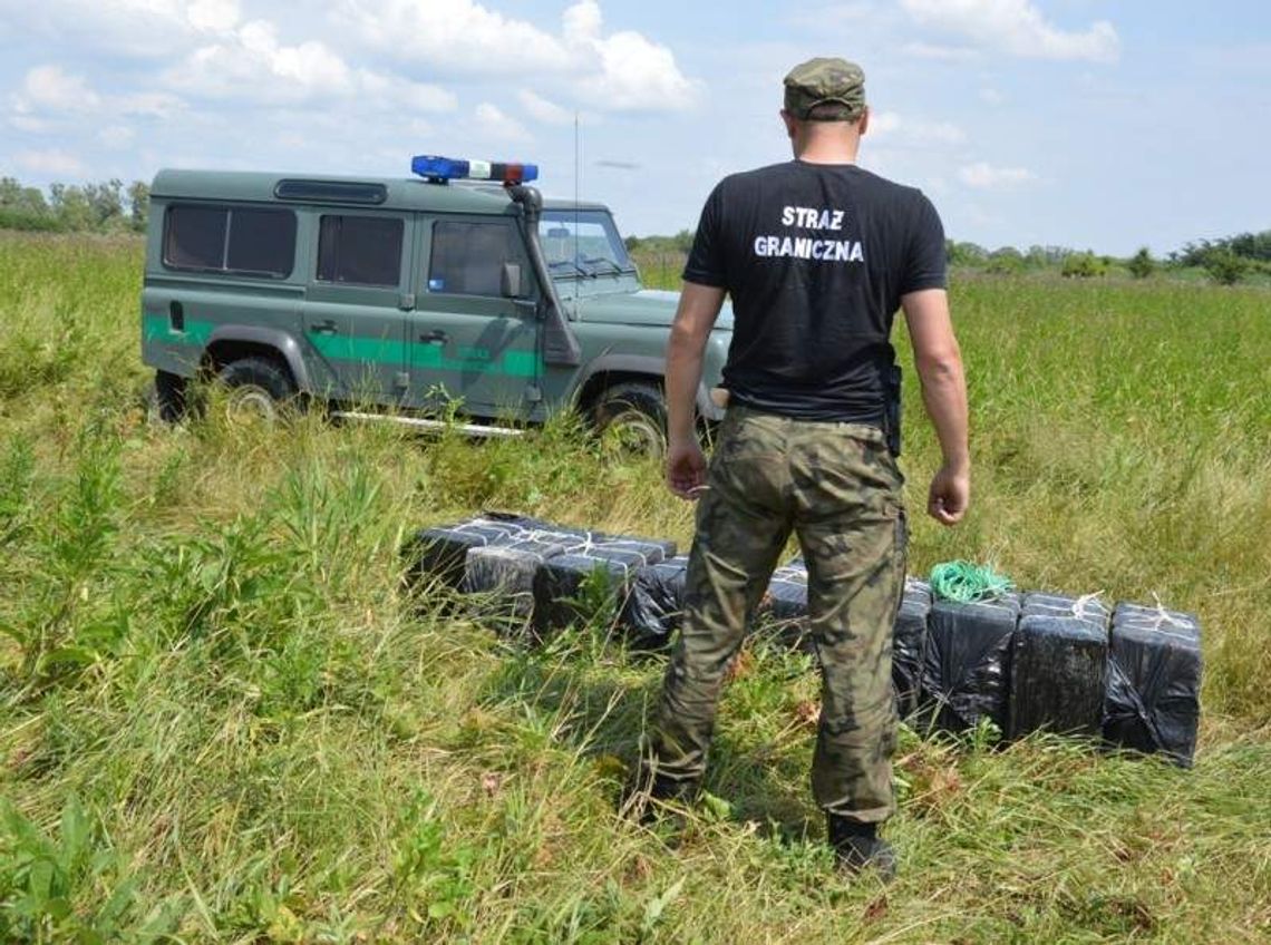 Porzucone pakunki z papierosami nad rzeką