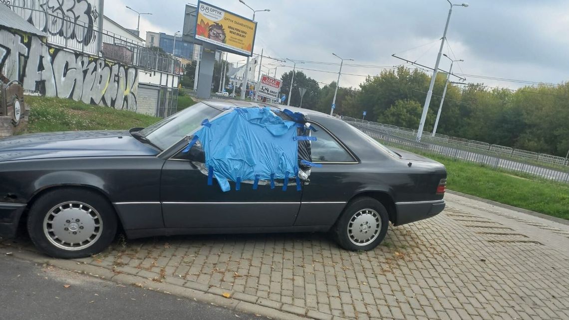 Porzucony mercedes miesiącami utrudnia wyjazd z parkingu