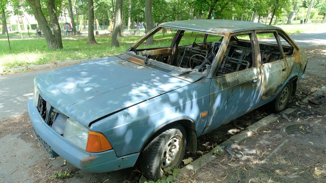 Porzucony moskwicz straszy przy Powstańców Śląskich. Ratusz reaguje