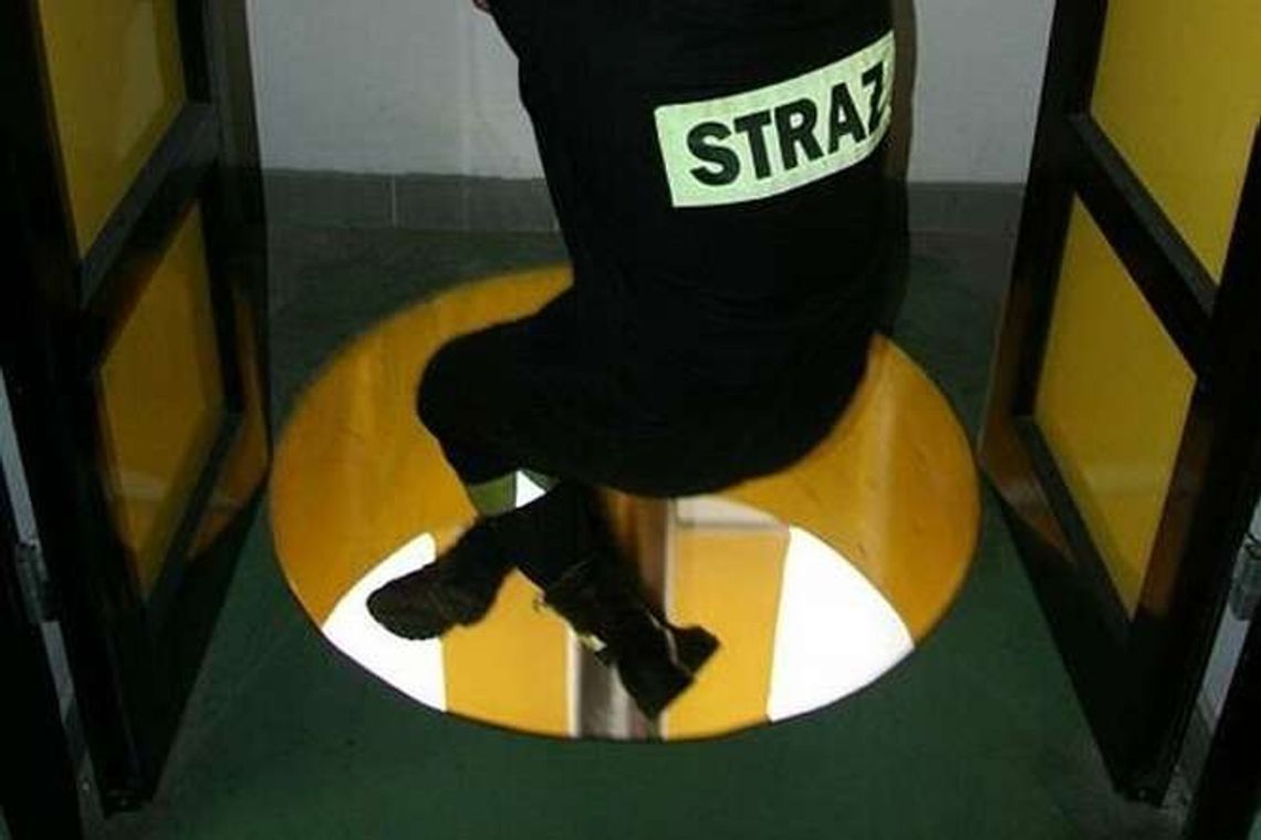 Posadzka nagrzana, a pracownicy źle się poczuli. Strażacy ruszyli na pomoc