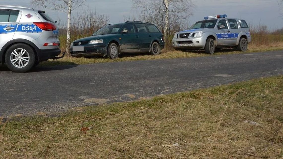 Pościg za kierowcą passata. Policjanci zepchnęli go na pobocze