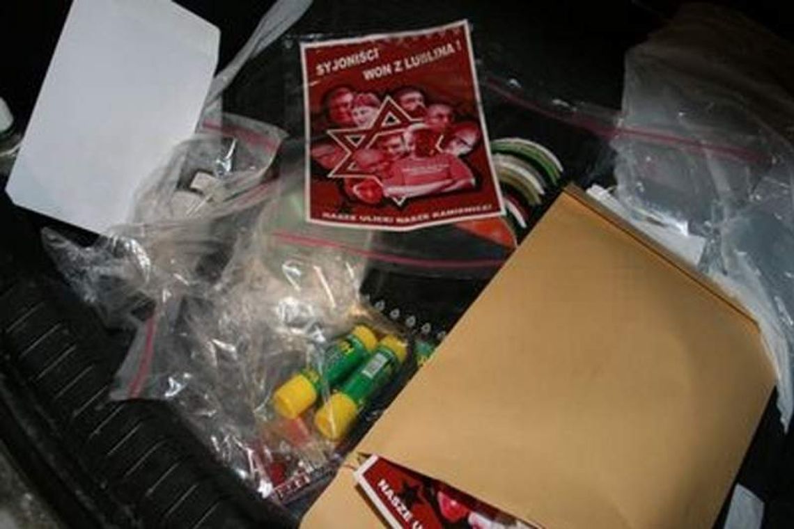 Poseł PiS i krewni bronią aresztowanego za antysemickie plakaty