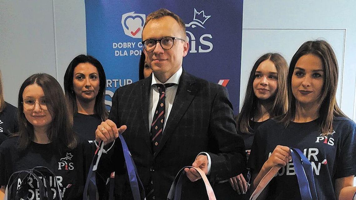 Poseł sprząta po kampanii wyborczej. Znalazł pomysł na wykorzystanie banerów