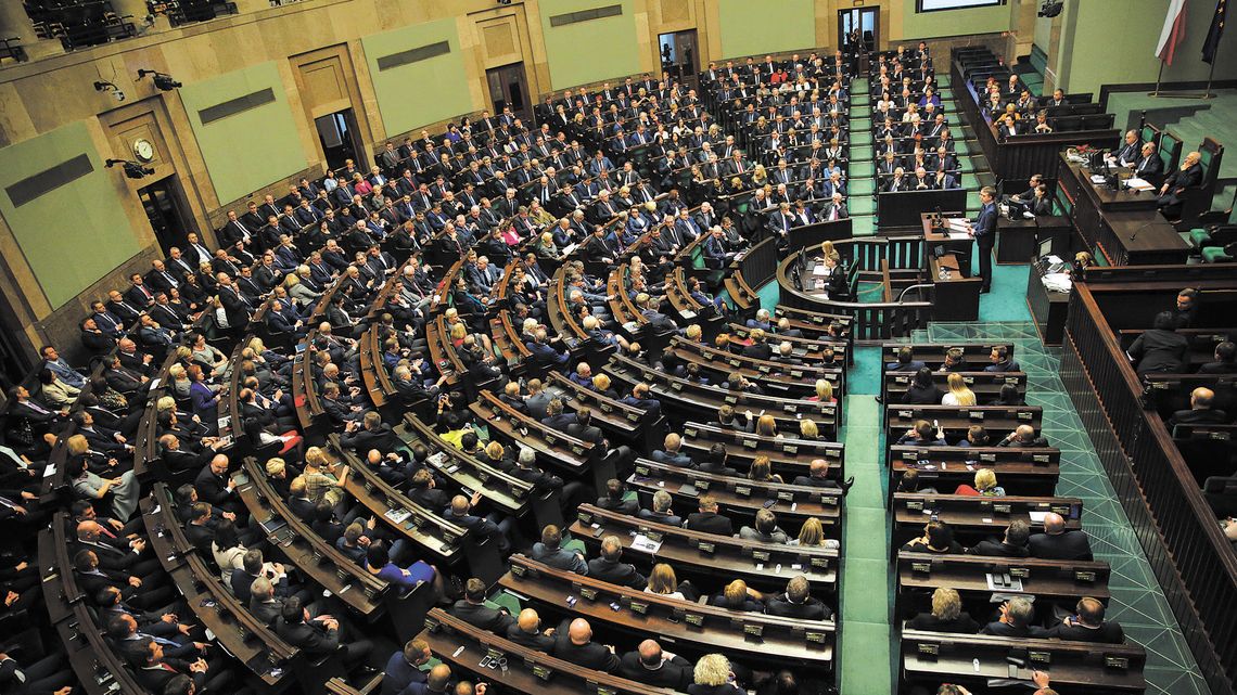 Poseł z pensją kasjerki w Biedronce? Ekspert wyjaśnia, dlaczego zbyt niskie pensje to ryzyko
