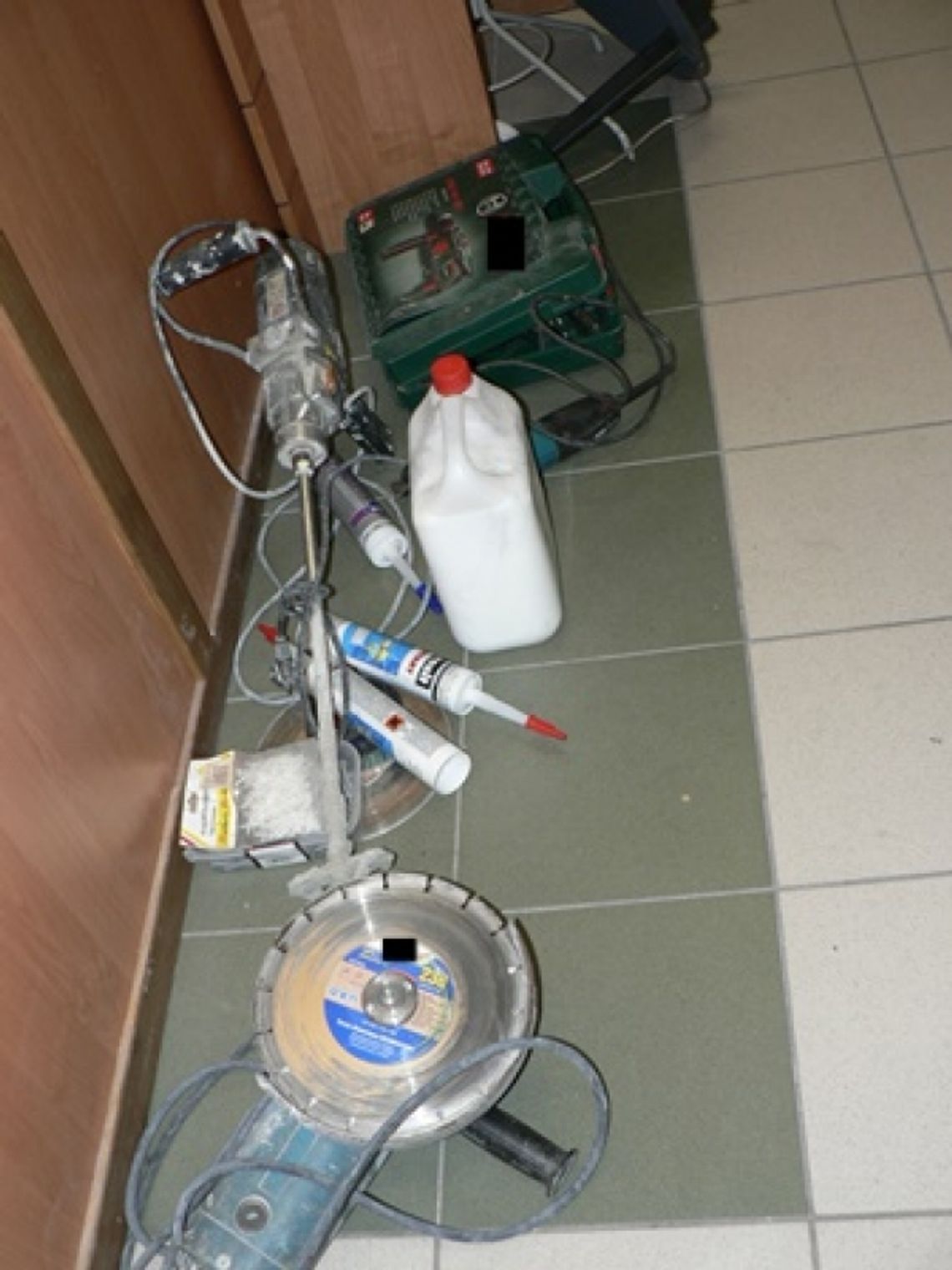 Posiedzą za narzędzia. Ukradli je z galerii handlowej