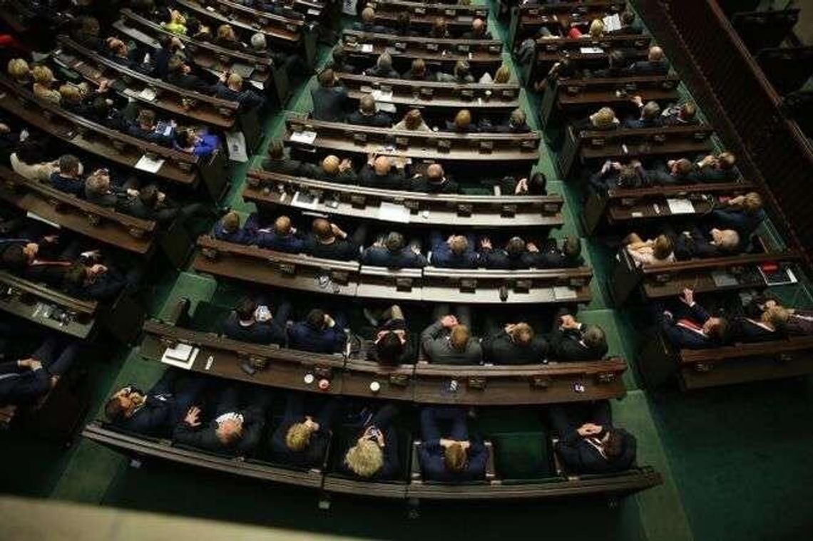 Posłowie też chcą 500+. Będą dostawać 14 tys. zł na prowadzenie biur poselskich? Posłowie też chcą 500+. Będą dostawać 14 tys. zł na prowadzenie biur poselskich?