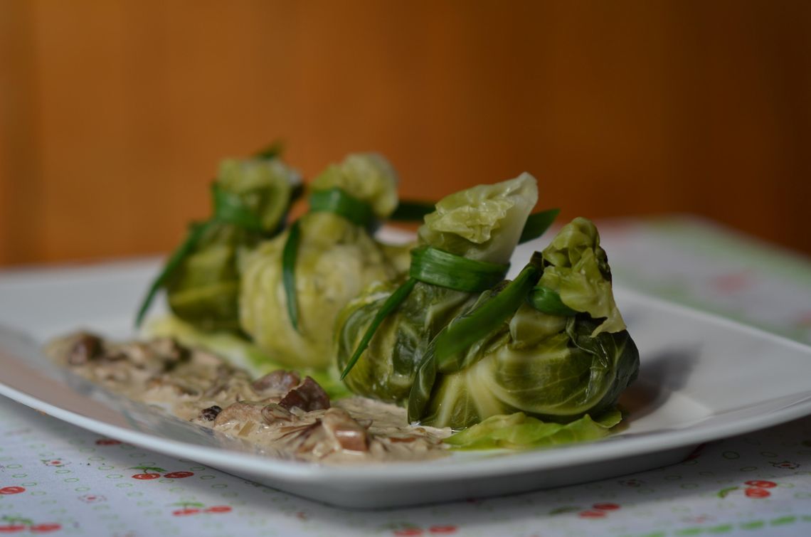 Gołąbki z kapusty związane szczypiorkiem