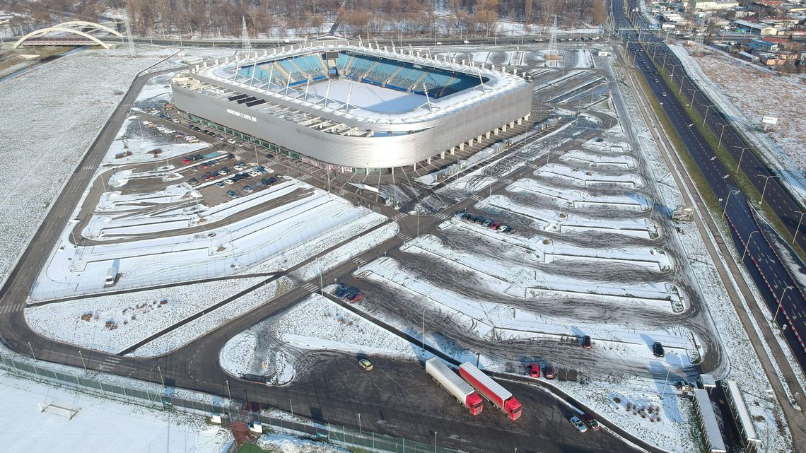 Postawią szlabany przy stadionie Arena Lublin. Bo parking się zużywa