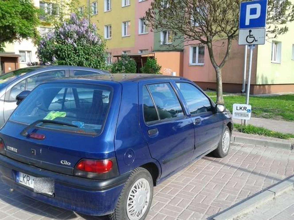Postawił sobie znak "prywatne miejsce parkingowe". Tablica stała od lat