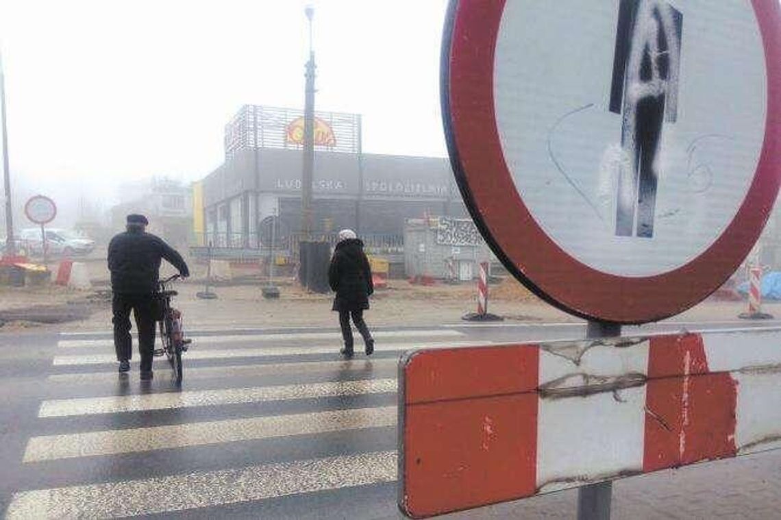 Postawili barierkę, która nic nie daje. Tak miasto "zabezpieczyło" przejście po wypadku Postawili barierkę, która nic nie daje. Tak miasto "zabezpieczyło" przejście po wypadku