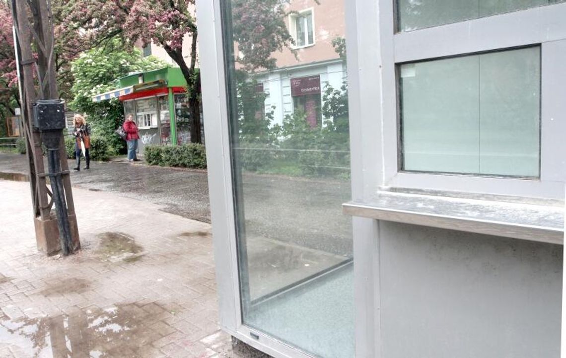 Postawili nowy kiosk koło starego. Teraz go przenoszą