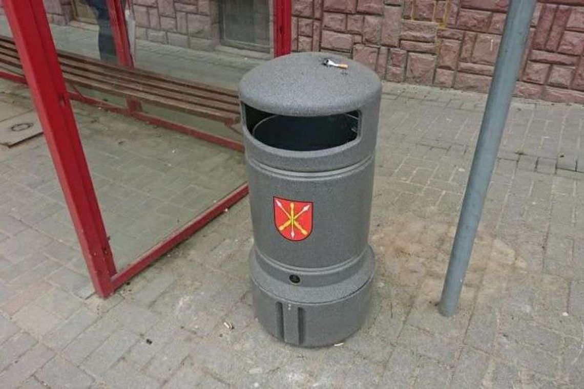 Postawili śmietniki z herbem miasta. Brakuje tylko popielnic Postawili śmietniki z herbem miasta. Brakuje tylko popielnic
