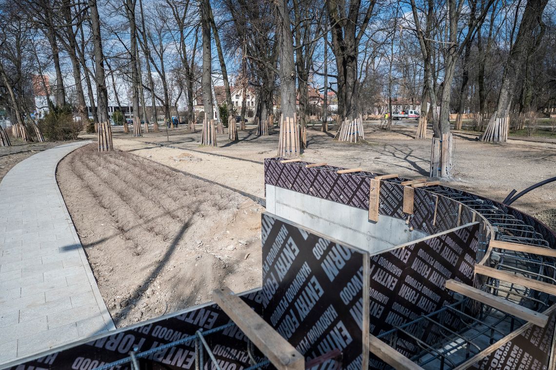 Postępuje rewitalizacja Parku Bronowickiego. Mieszkańcy skorzystają jeszcze w tym roku